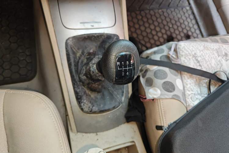 Used Buick Excelle 2011 1.6 LX-MT Gear Lever