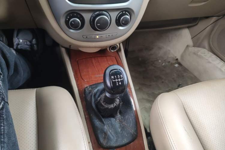 Used Buick Excelle 2011 1.6 LE-MT Gear Lever