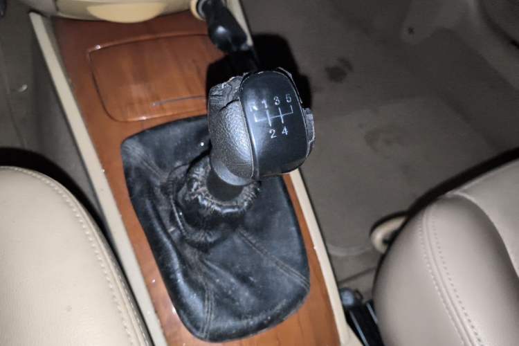 Used Buick Excelle 2011 1.6 LX-MT Gear Lever