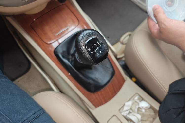 Used Buick Excelle 2011 1.6 LE-MT Gear Lever