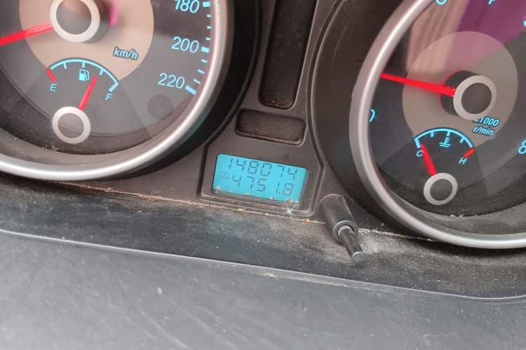 Used Buick Excelle 2011 1.6 LX-MT Odometer Close Up