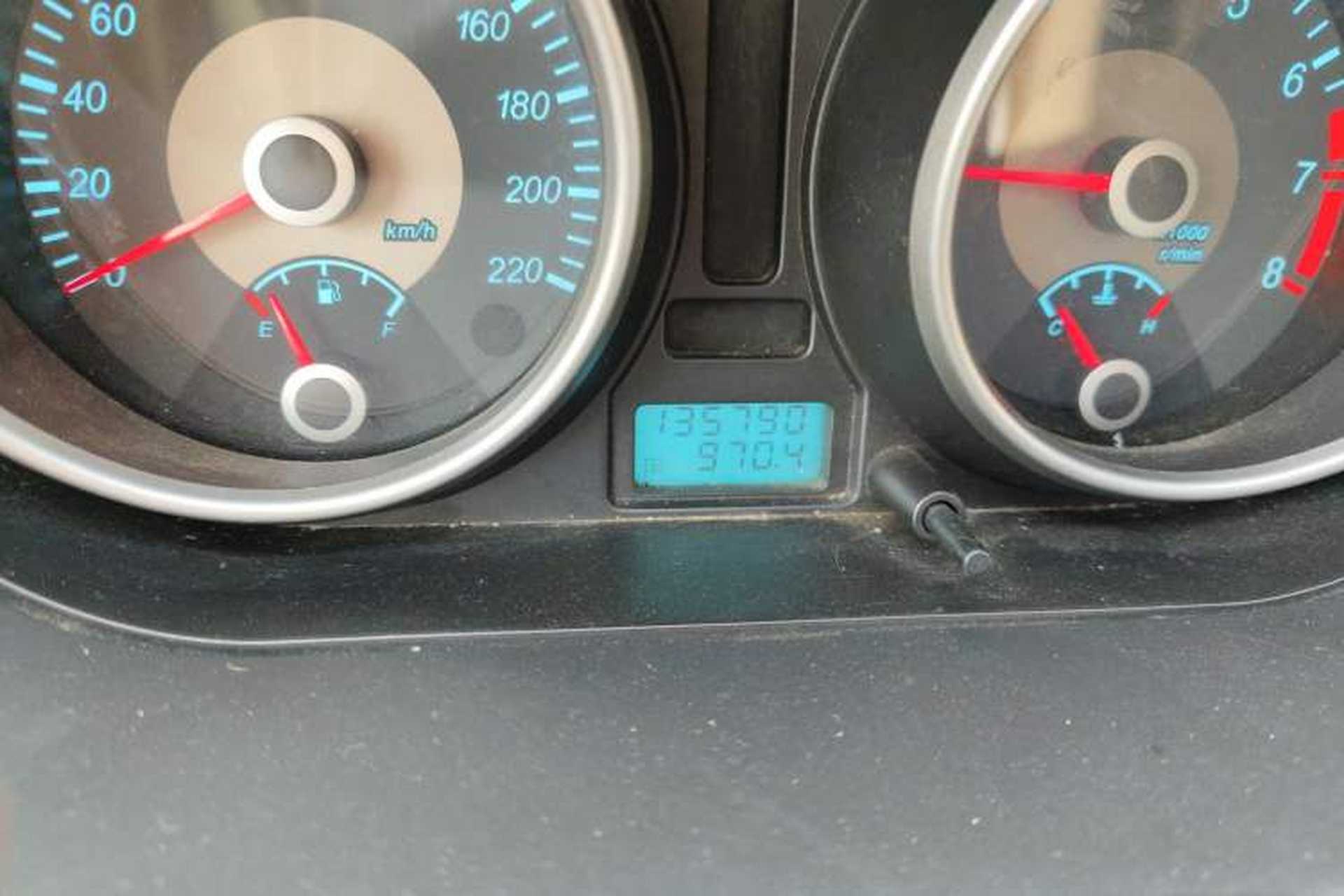 Used Buick Excelle 2011 1.6LX-AT Odometer Close Up
