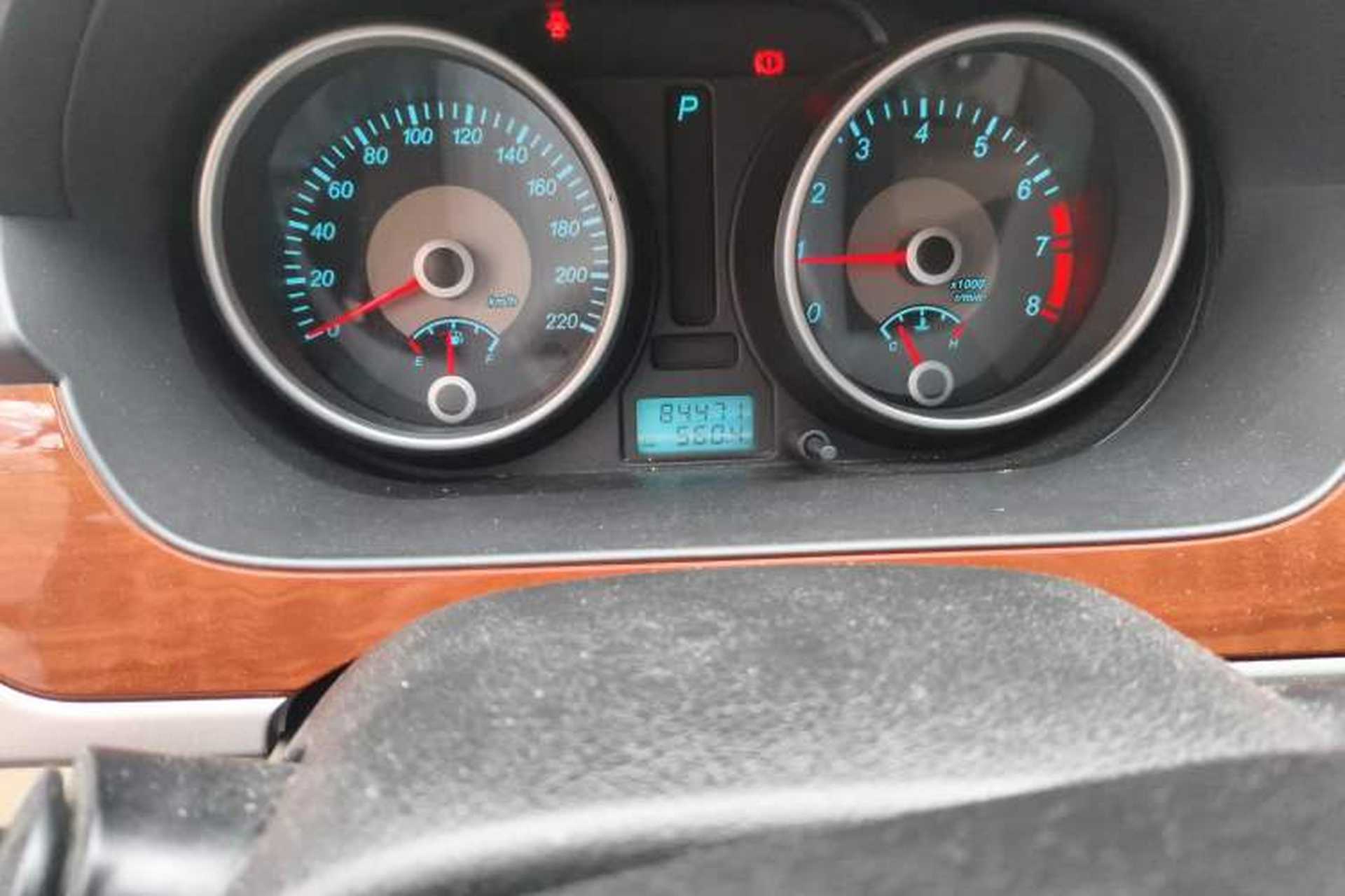 Used Buick Excelle 2011 1.6 LE-AT Odometer Close Up