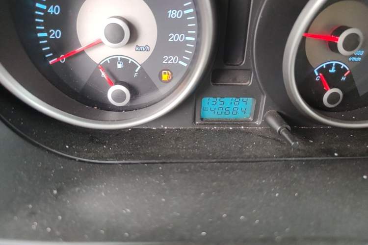 Used Buick Excelle 2011 1.6 LE-MT Odometer Close Up