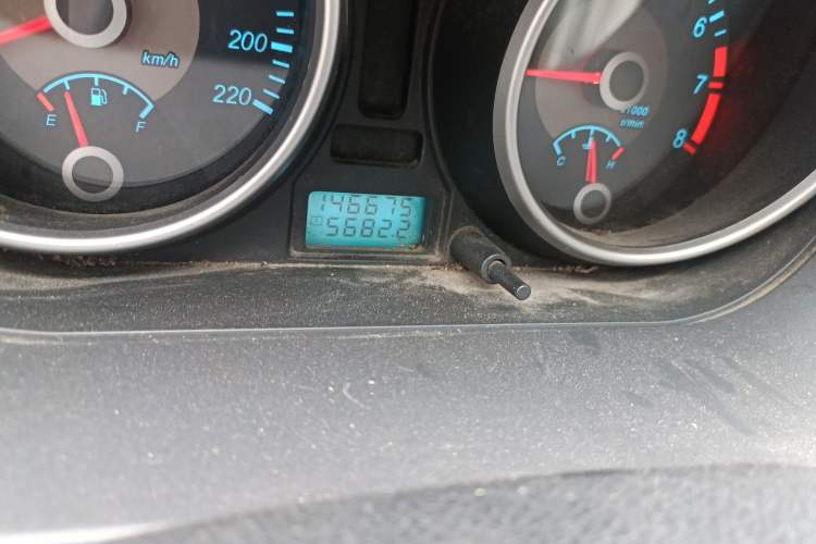Used Buick Excelle 2011 1.6 LE-MT Odometer Close Up