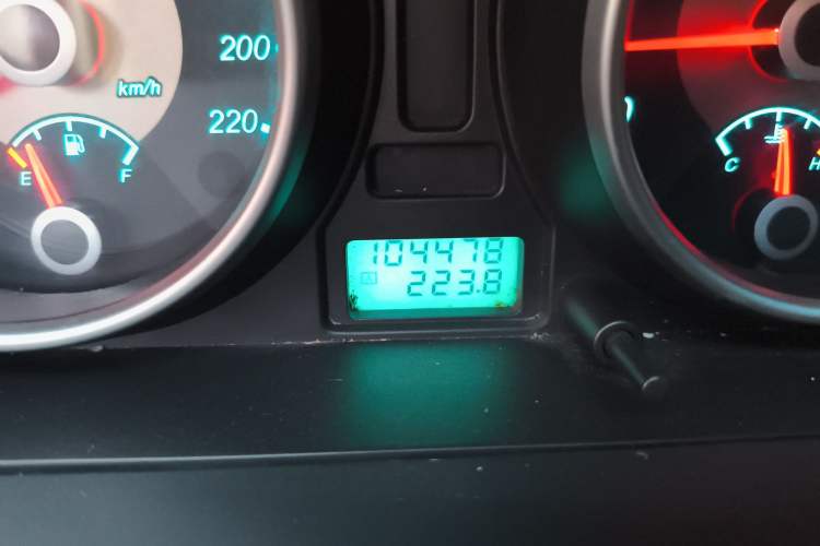Used Buick Excelle 2011 1.6 LX-MT Odometer Close Up