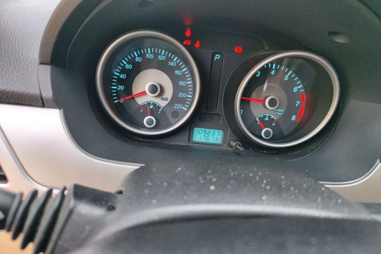 Used Buick Excelle 2011 1.6LX-AT Odometer Close Up