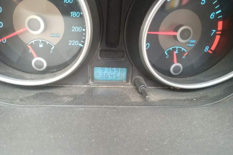 Used Buick Excelle 2011 1.6 LX-MT Odometer Close Up