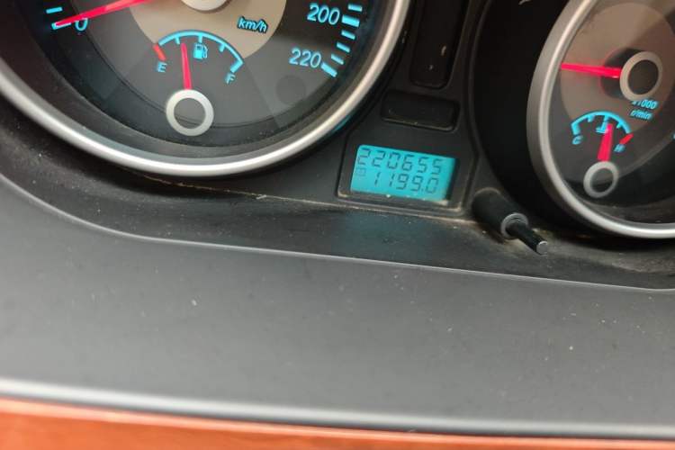 Used Buick Excelle 2011 1.6 LE-MT Odometer Close Up