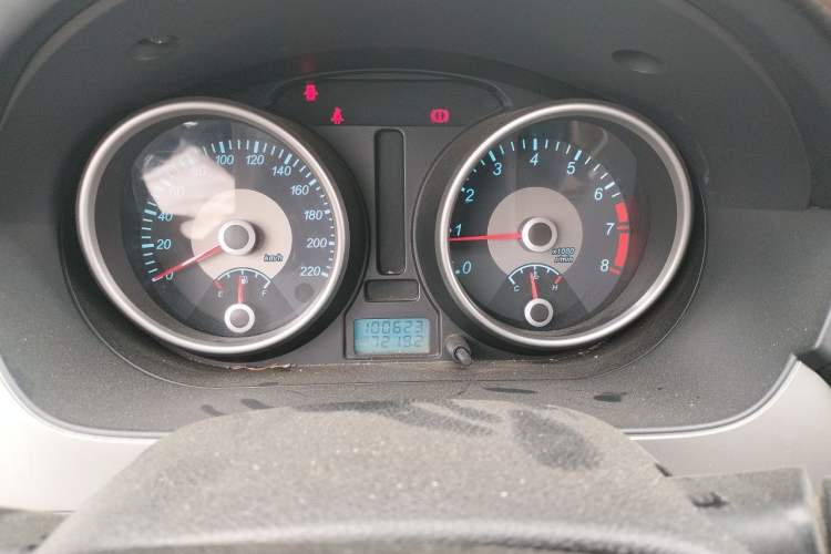 Used Buick Excelle 2011 1.6 LE-MT Odometer Close Up