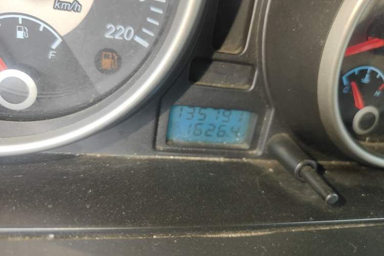 Used Buick Excelle 2011 1.6LX-AT Odometer Close Up