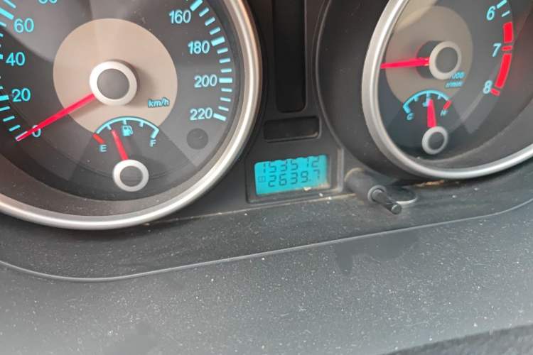 Used Buick Excelle 2011 1.6LX-AT Odometer Close Up