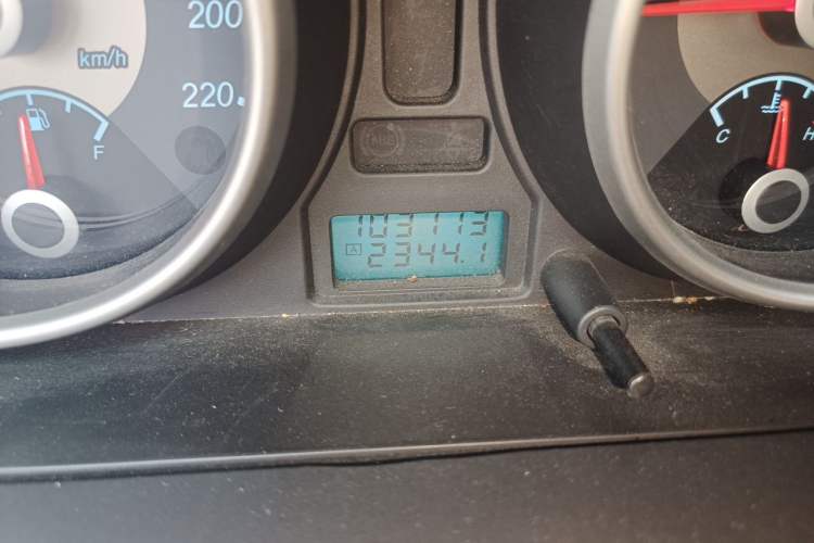 Used Buick Excelle 2011 1.6 LE-MT Odometer Close Up