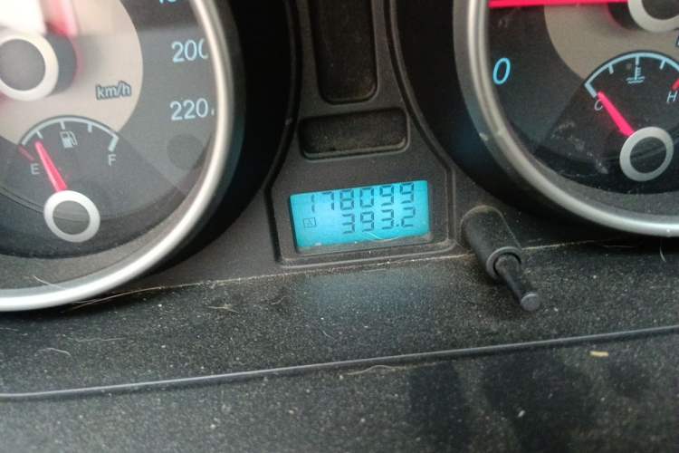 Used Buick Excelle 2011 1.6LX-AT Odometer Close Up