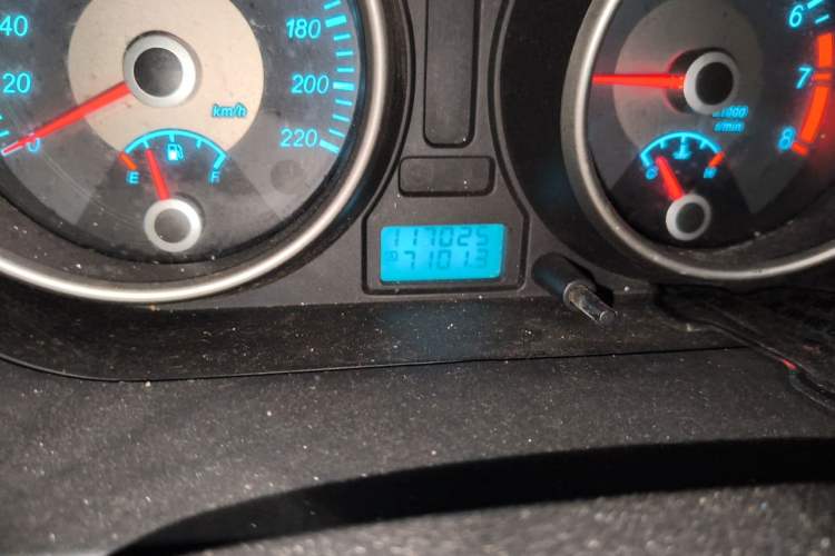 Used Buick Excelle 2011 1.6 LX-MT Odometer Close Up