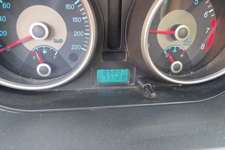 Used Buick Excelle 2011 1.6 LE-MT Odometer Close Up