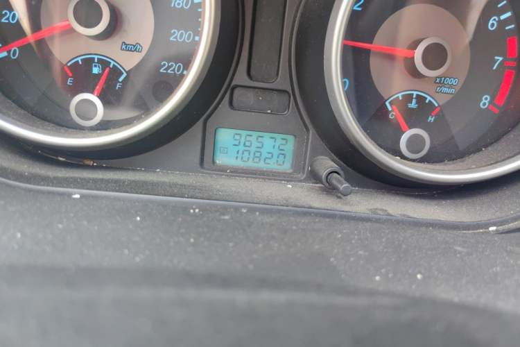 Used Buick Excelle 2011 1.6 LX-MT Odometer Close Up