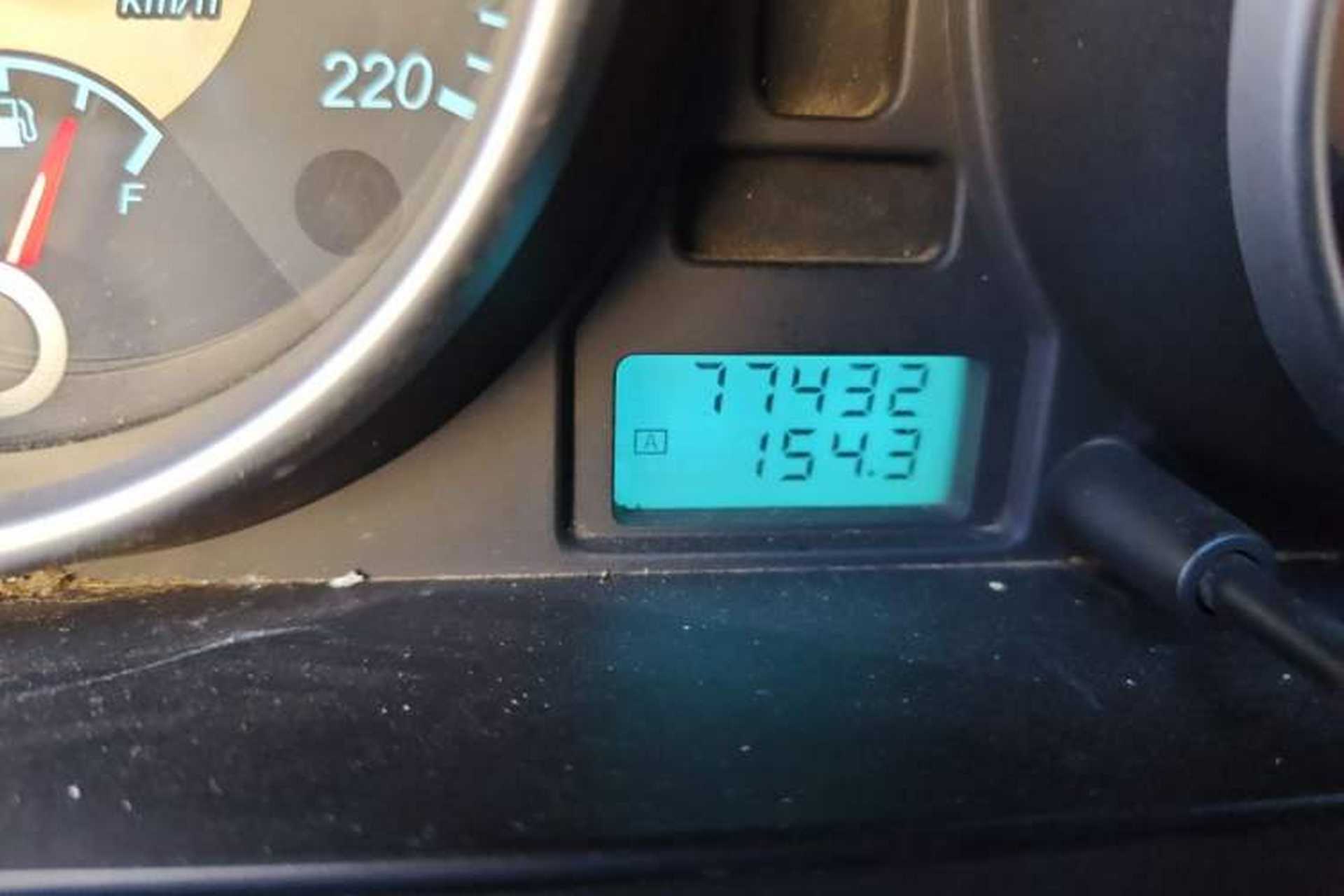 Used Buick Excelle 2011 1.6 LE-AT Odometer Close Up