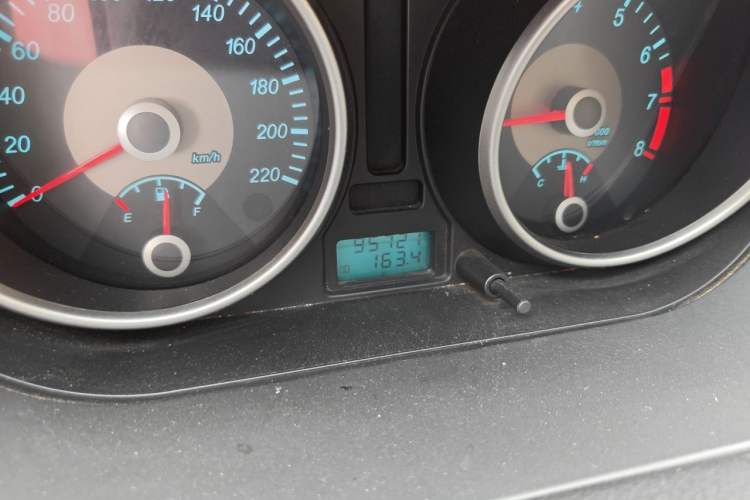 Used Buick Excelle 2011 1.6LX-AT Odometer Close Up