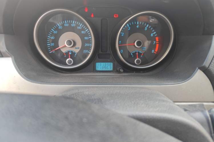 Used Buick Excelle 2011 1.6 LX-MT Odometer Close Up