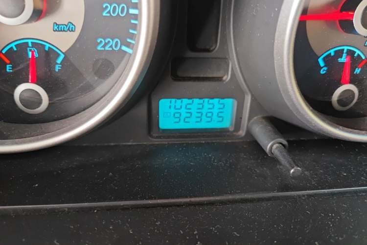 Used Buick Excelle 2011 1.6 LX-MT Odometer Close Up