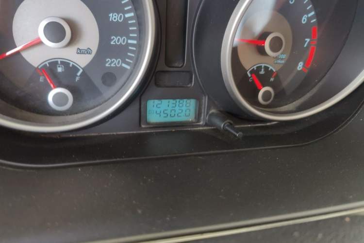 Used Buick Excelle 2011 1.6 LX-MT Odometer Close Up