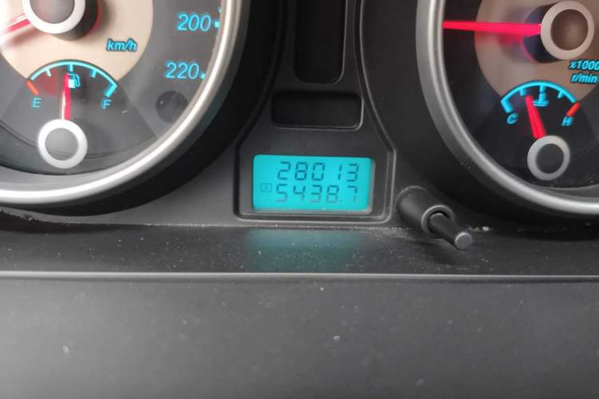 Used Buick Excelle 2011 1.6 LE-AT Odometer Close Up