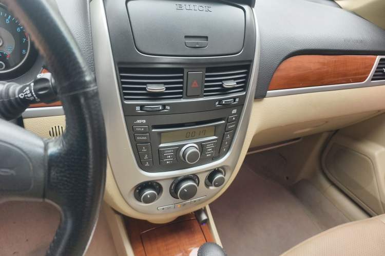 Used Buick Excelle 2011 1.6 LE-AT Audio And AC Panel