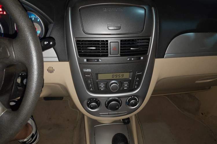 Used Buick Excelle 2011 1.6LX-AT Audio And AC Panel