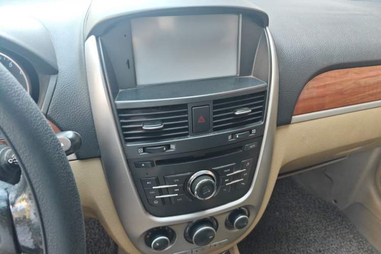 Used Buick Excelle 2011 1.6 LE-AT Audio And AC Panel