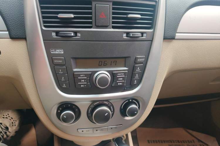 Used Buick Excelle 2011 1.6LX-AT Audio And AC Panel