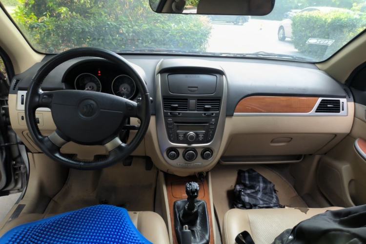 Used Buick Excelle 2011 1.6 LE-MT Center Console