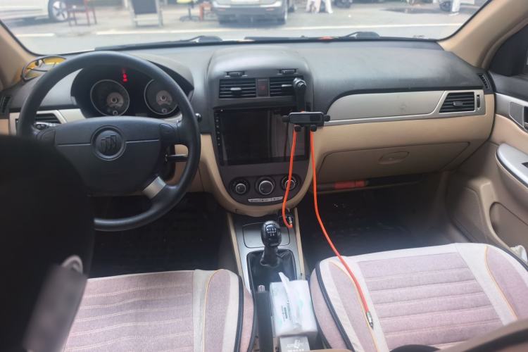 Used Buick Excelle 2011 1.6 LX-MT Center Console