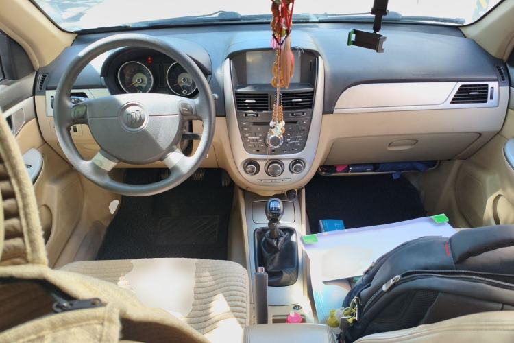 Used Buick Excelle 2011 1.6 LE-MT Center Console
