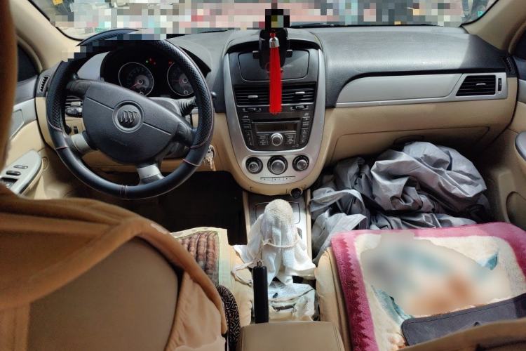 Used Buick Excelle 2011 1.6 LX-MT Center Console