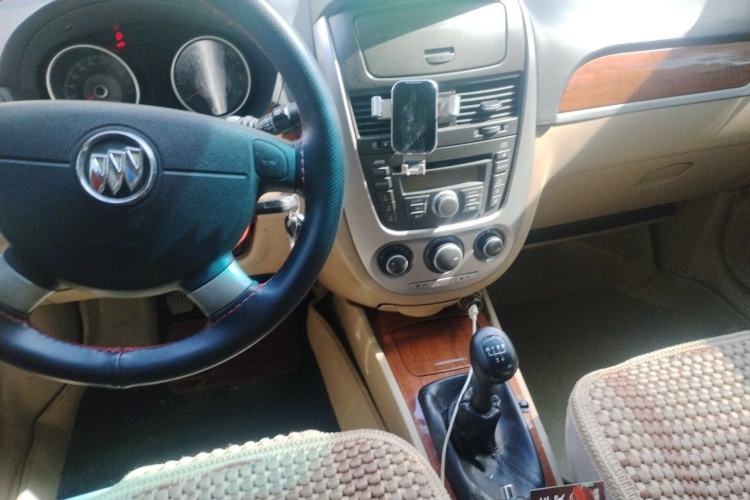 Used Buick Excelle 2011 1.6 LE-MT Center Console