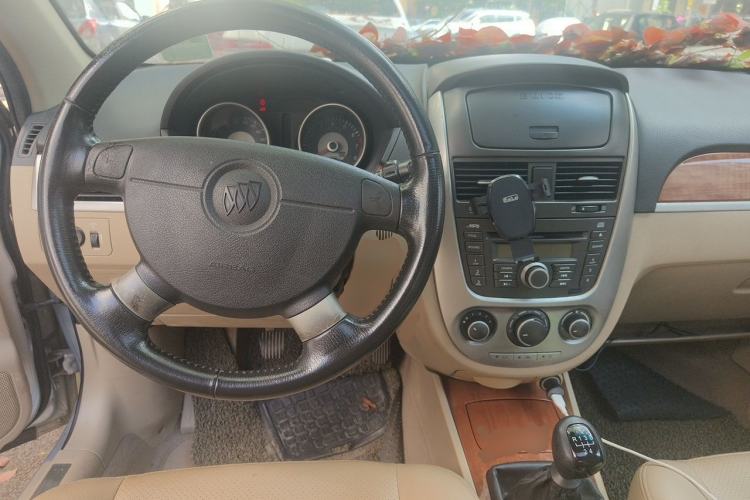 Used Buick Excelle 2011 1.6 LE-MT Center Console