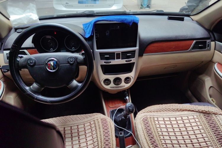 Used Buick Excelle 2011 1.6 LE-MT Center Console