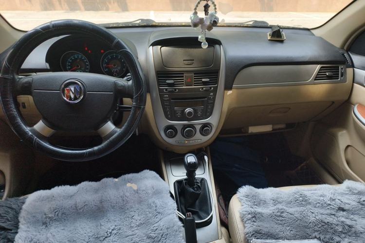 Used Buick Excelle 2011 1.6 LX-MT Center Console