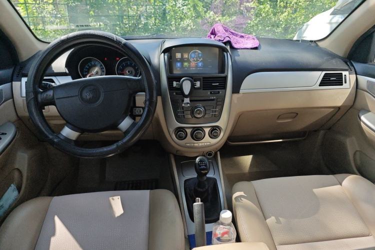Used Buick Excelle 2011 1.6 LX-MT Center Console