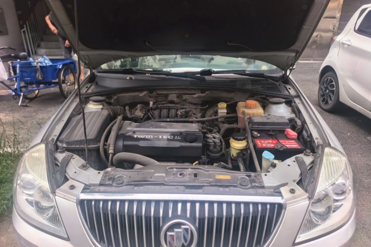 Used Buick Excelle 2011 1.6 LX-MT Engine Bay