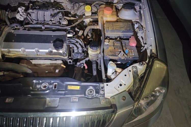 Used Buick Excelle 2011 1.6 LE-AT Engine Bay Left