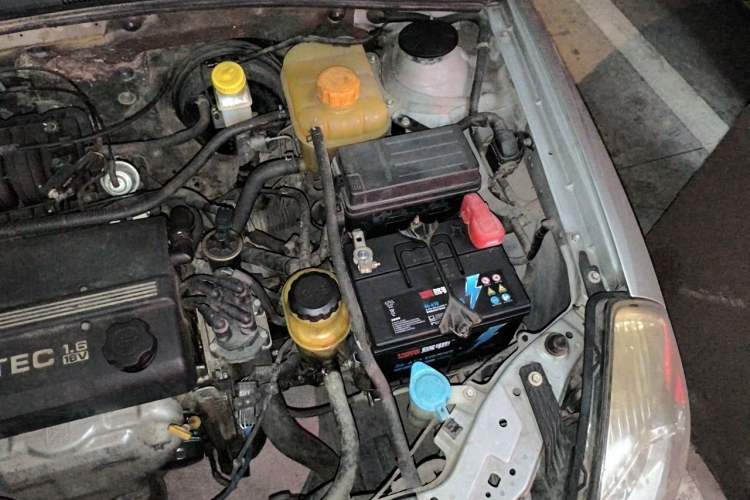Used Buick Excelle 2011 1.6 LE-MT Engine Bay Left