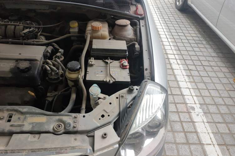 Used Buick Excelle 2011 1.6 LX-MT Engine Bay Left