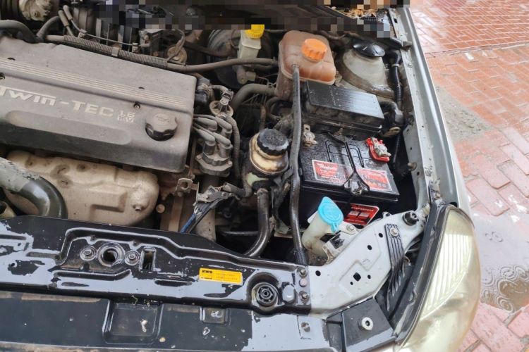 Used Buick Excelle 2011 1.6 LX-MT Engine Bay Left