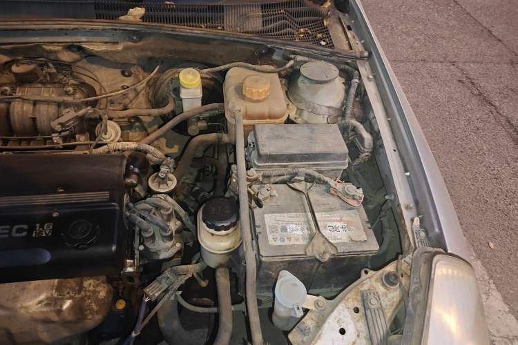 Used Buick Excelle 2011 1.6 LX-MT Engine Bay Left