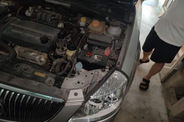 Used Buick Excelle 2011 1.6 LE-MT Engine Bay Left