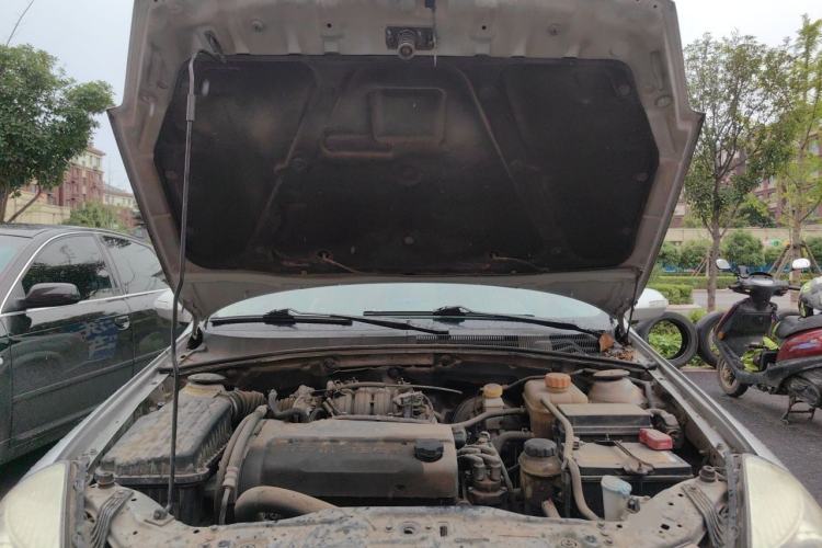 Used Buick Excelle 2011 1.6 LE-MT Engine Bay