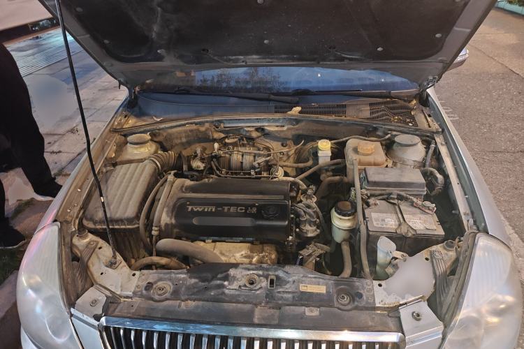 Used Buick Excelle 2011 1.6 LX-MT Engine Bay