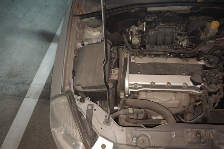 Used Buick Excelle 2011 1.6 LX-MT Engine Bay Right